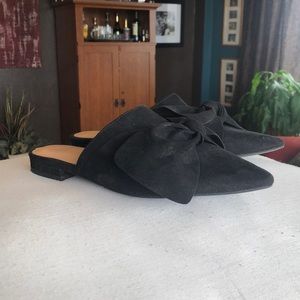Super cute bow tie suede like slides EUC